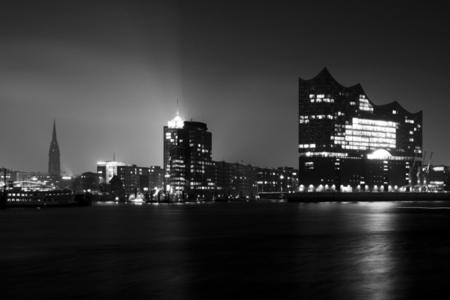 2018-11-09; Hamburg; Elbe; River; Elbphilharmonie; Concert hall; Night; Long exposure; High contrast; Jan Ciglbauer Photo