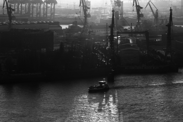 2018-11-17; Hamburg; Port; Boat; Backlight; Black and white; High contrast; Jan Ciglbauer Photo